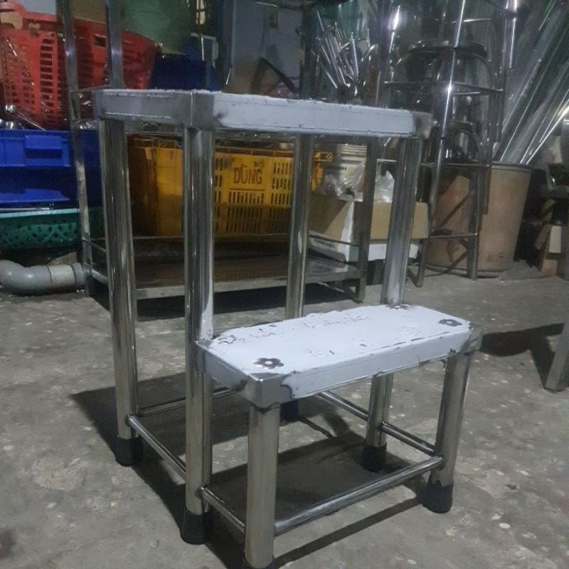 Khung thang inox cố định có 2 bậc bước , cao 25cm và 50cm lên mỗi bậc .