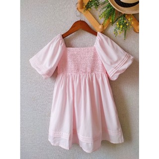 Đầm hồng cho bé, cổ vuông, tay phồng, ngực nhún smock