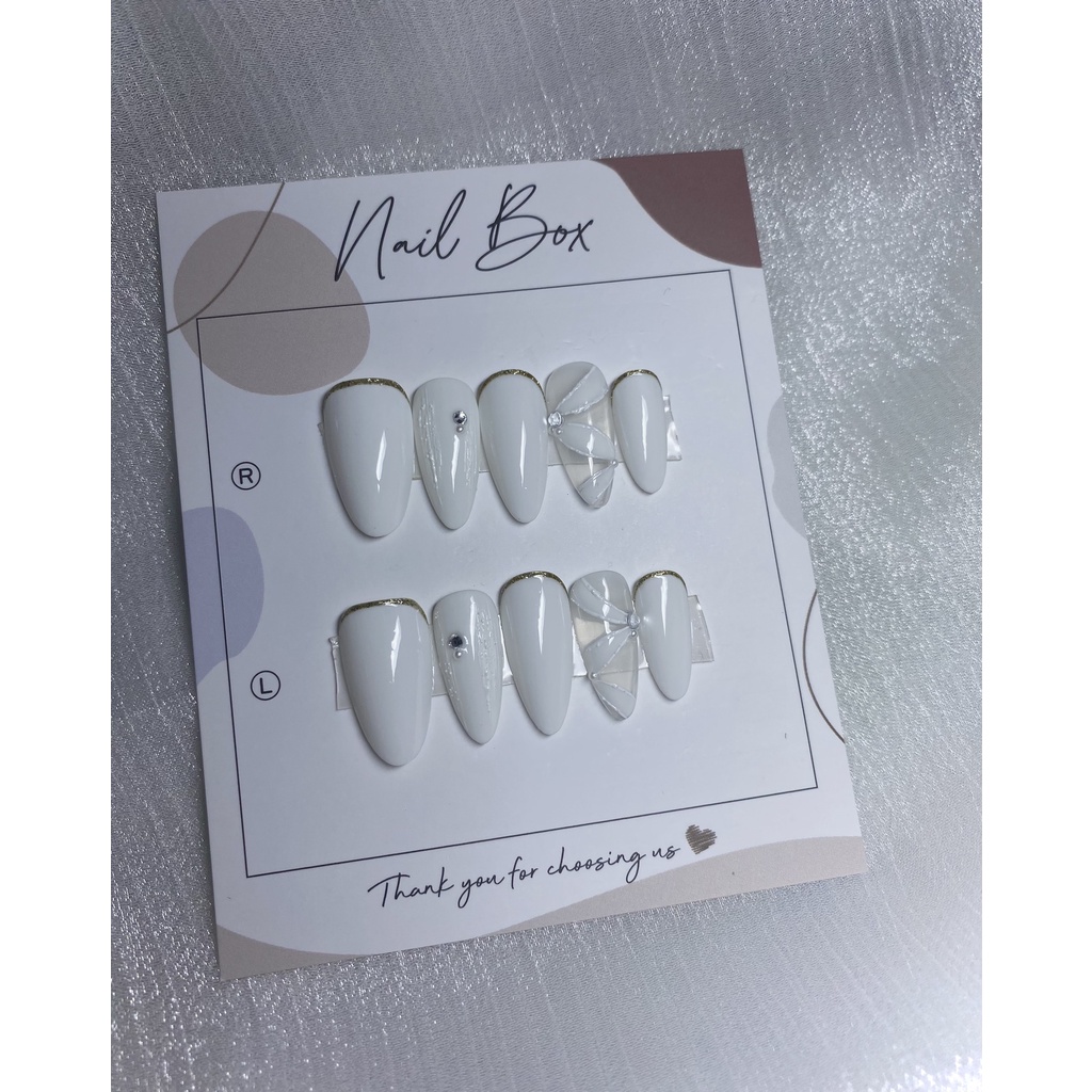 Móng tay giả thiết kế cho cô dâu màu trắng