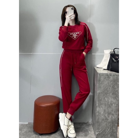 Bộ nỉ nữ đỏ thêu chữ Prada