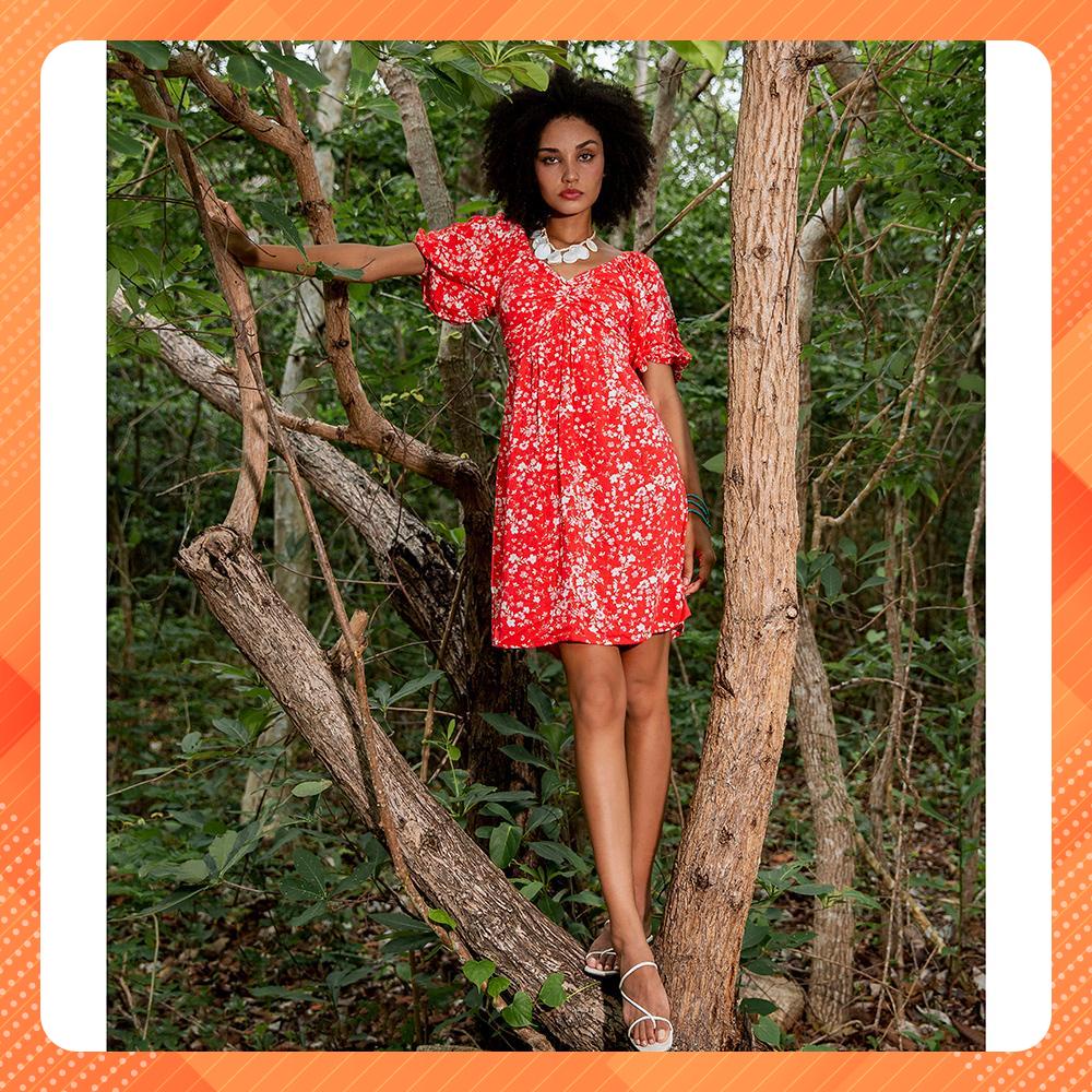 Đầm mini hoa đỏ nhún ngực YV LE &amp; CO vải viscose màu đỏ hoa nhí trắng nữ tính nổi bật