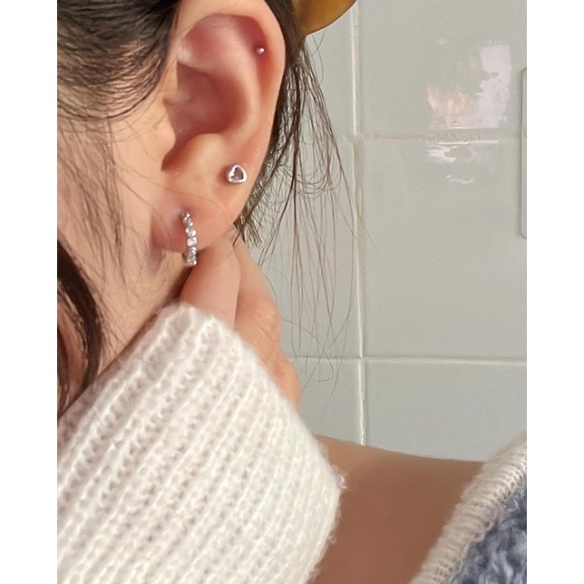 𝐯𝐞𝐥𝐯𝐞𝐭𝐩𝐢𝐧𝐤.𝐚𝐜𝐜🇰🇷 | Khuyên tai chốt bi vặn viền hình trái tim bọc đá lấp lánh