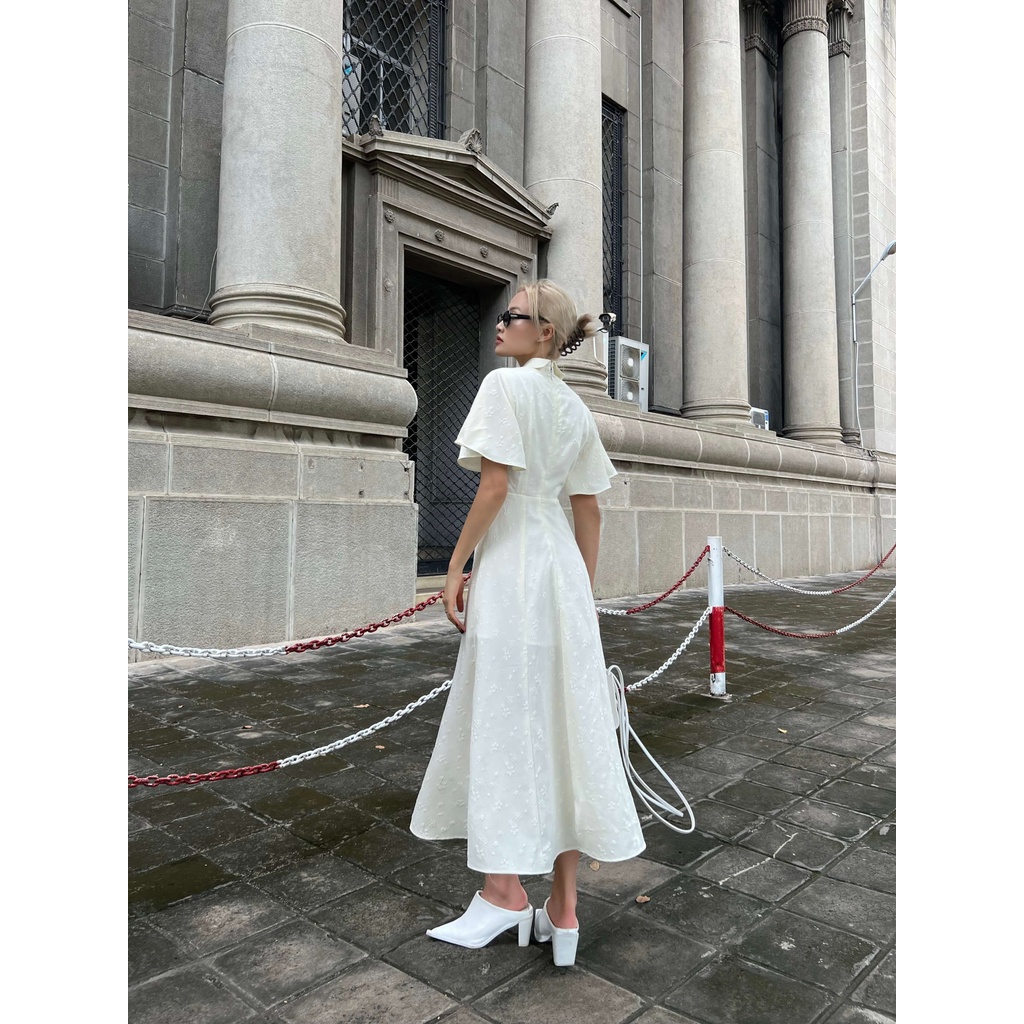 FINI8_ Đầm trắng hoa dài nút bọc ứng dụng cao Lily Dress