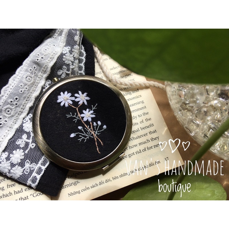 Gương mini handmade thêu tay cành cúc. Quà tặng handmade