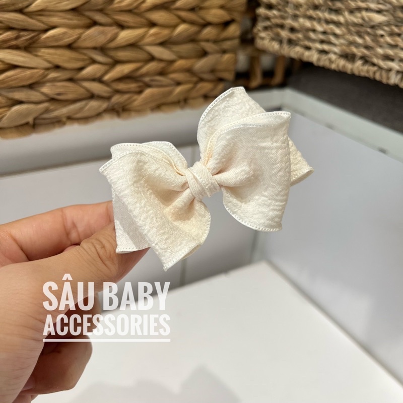 Sét hai chiếc kẹp tóc mái vải xốp viền bèo xinh xắn cho bé