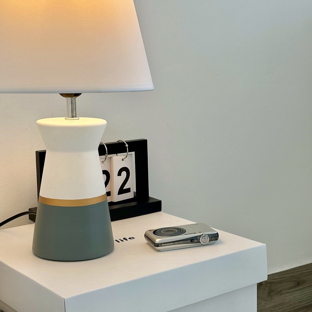 Đèn ngủ để bàn LART 9859G thân trắng xám xanh viền vàng trẻ trung phù hợp phòng ngủ dưới 20m2 với dây chỉnh sáng tiện