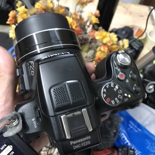 Máy ảnh Lumix FZ200 màn hình xoay lật