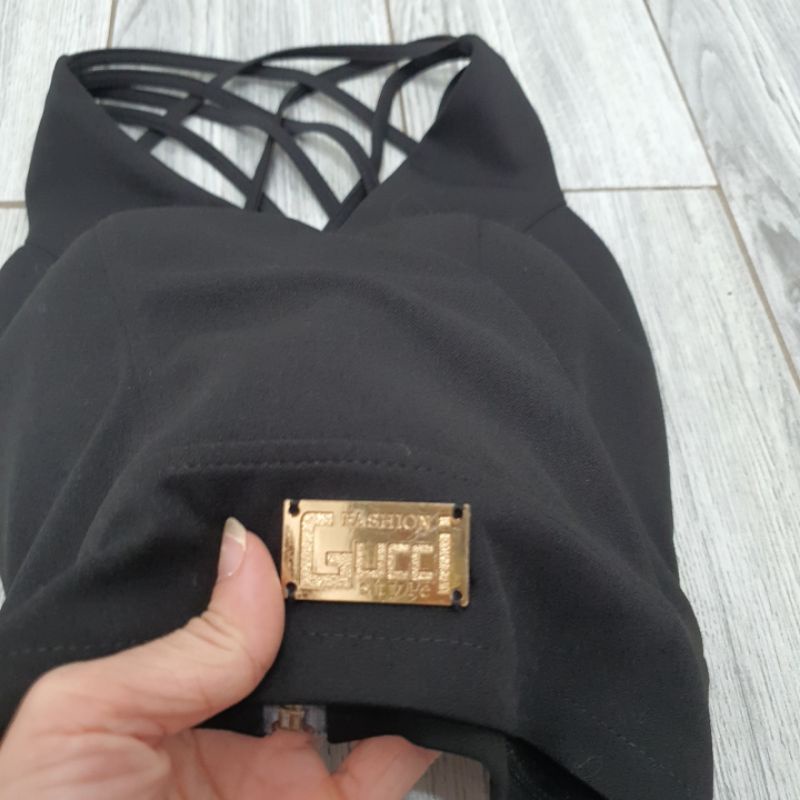 Áo croptop dây chéo sau lưng có khóa kéo đính logo kim loại