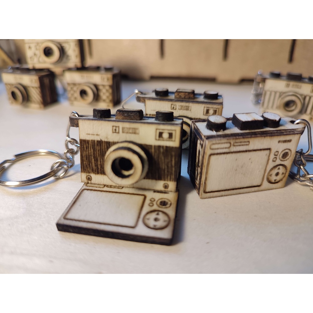 Móc khóa máy ảnh bằng gỗ Vintage