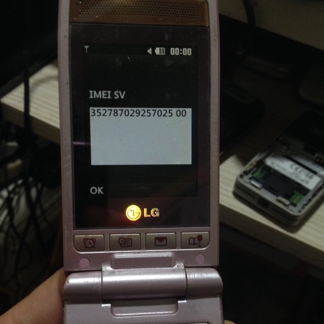 Xác LG KF300 trùng imei , màn ngoài trắng , màn đốm phản quang , không có bin tét thêm..............