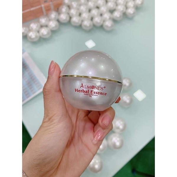 KEM DƯỠNG TRĂNG DA BAN NGÀY HẠNH NHÂN ALMONDS