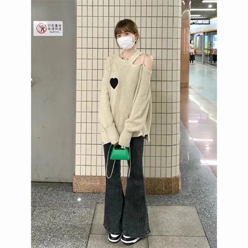 Áo len khoét vai thêu trái tim