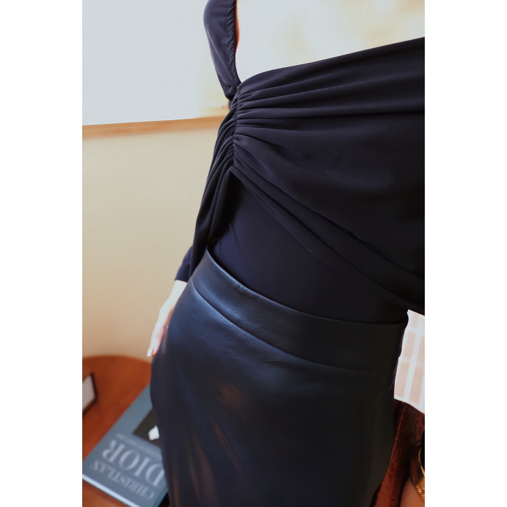 Áo Cotton Trễ Vai Vạt Dài + Chân Váy Da Eclipse Clothing