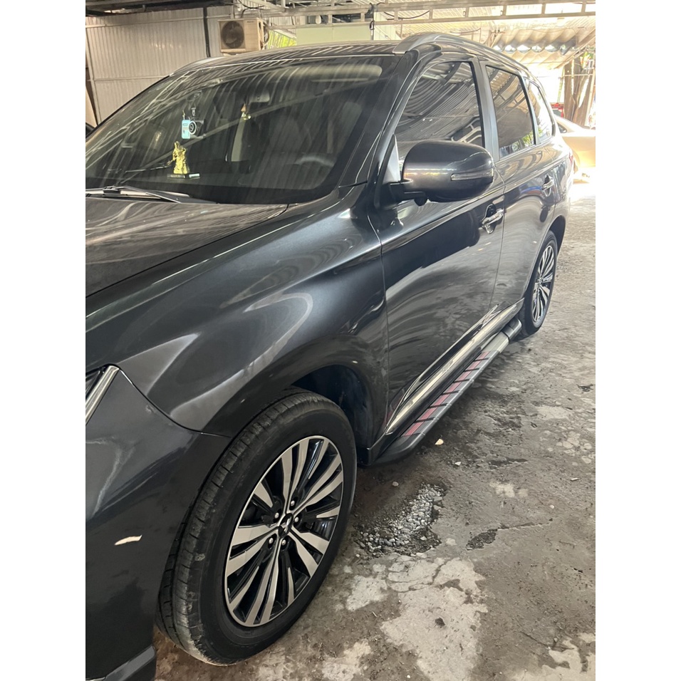 Bậc lên xuống, bệ bước chân xe Mitsubishi Outlander 2016 - 2022. Mẫu Nhôm đúc 100%, siêu KM