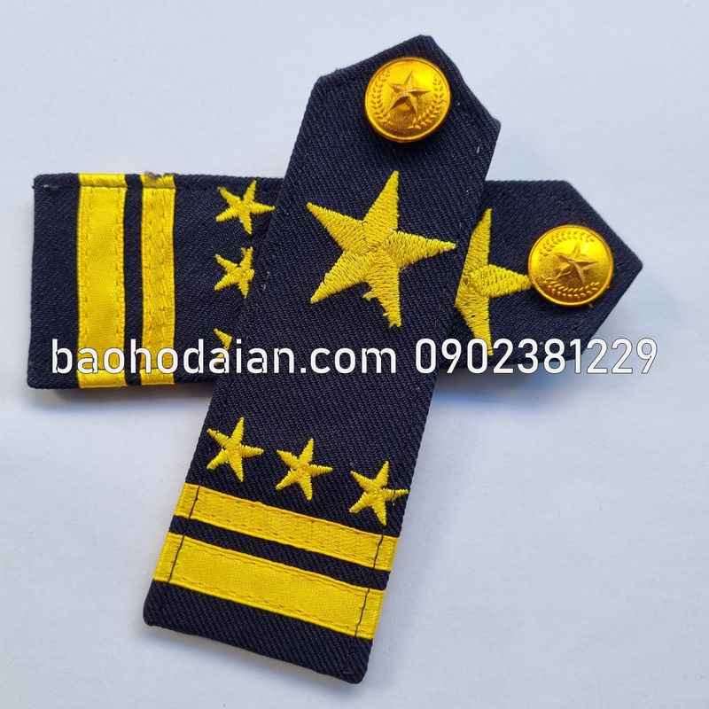Cầu vai bảo vệ gạch vàng thêu sao nút vàng