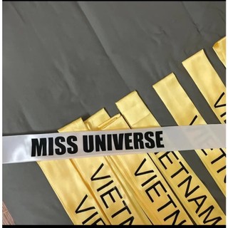sash chữ MISS UNIVERSE có TẶNG kèm huy hiệu cài