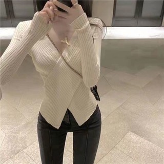 Áo len cổ V xẻ tà trước phong cách Hàn Quốc