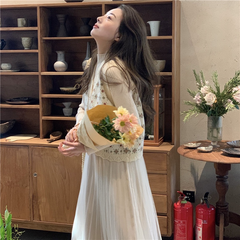 Set váy len dày tay phối voan xòe dài điệu đà+ Áo len gile họa tiết nhẹ nhàng vintage