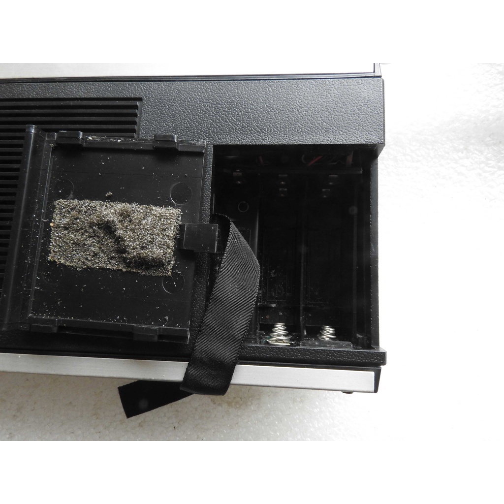 Máy cassette hiệu Fujifilm hình chữ nhật lắp pin vào còn nguồn nghe có tiếng động cơ