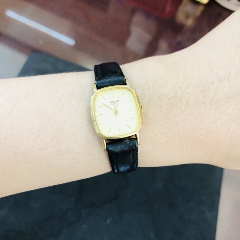 Đồng hồ nữ si dáng tank hiệu Seiko