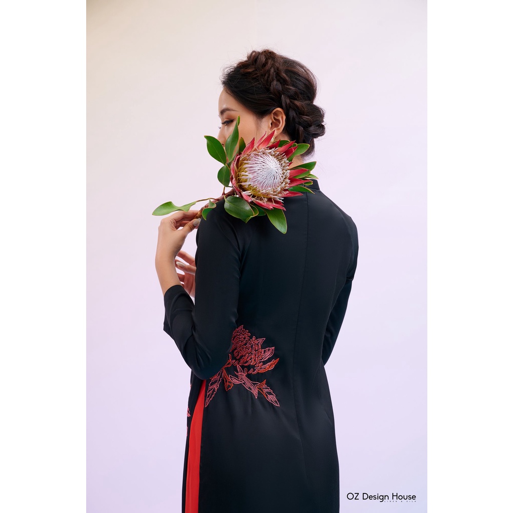 (Không kèm quần) Áo dài nữ OZ Design House AD01908GHE20 thô lụa cổ tầu thêu hoa Protea đỏ màu đen