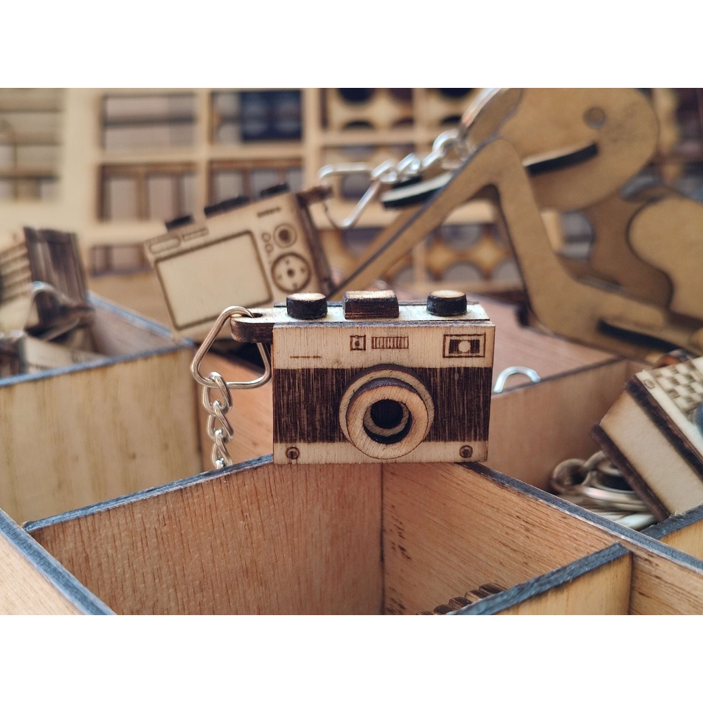 Móc khóa máy ảnh bằng gỗ Vintage