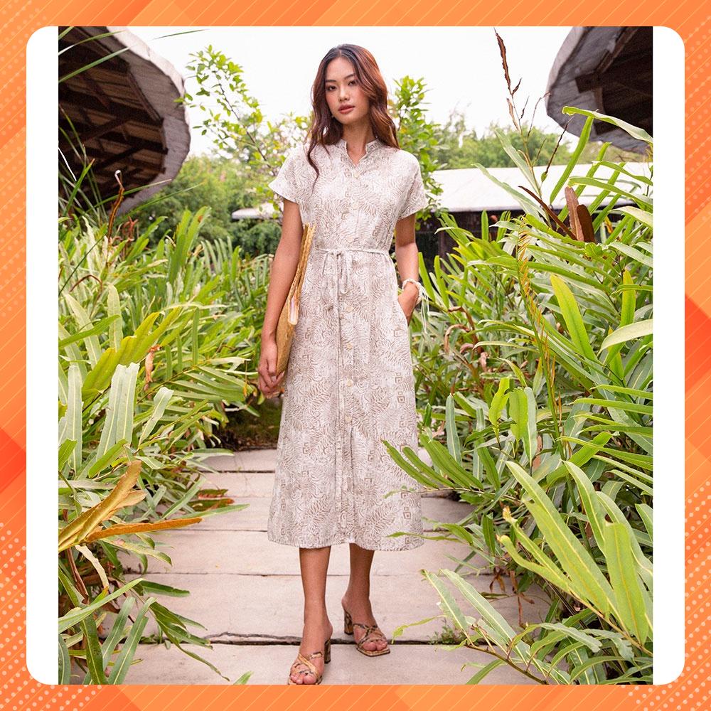 Đầm maxi cổ trụ YV LE & CO vải linen màu trắng hoạ tiết lá nâu thanh lịch
