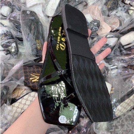 Dép lê nữ xỏ ngón quai dây chéo da bóng mũi vuông đế chống trơn trượt