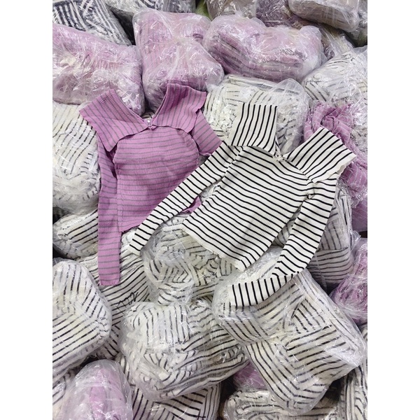 ÁO LEN KẺ CỔ THUYỀN KHOÁ GIỮA TÔN DÁNG MS14201