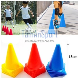 Mắc cơ hình chóp nhựa luyện tập chơi bóng đá