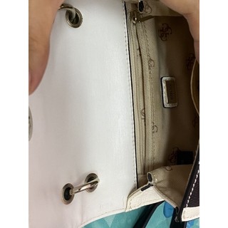 Túi đeo chéo Guess