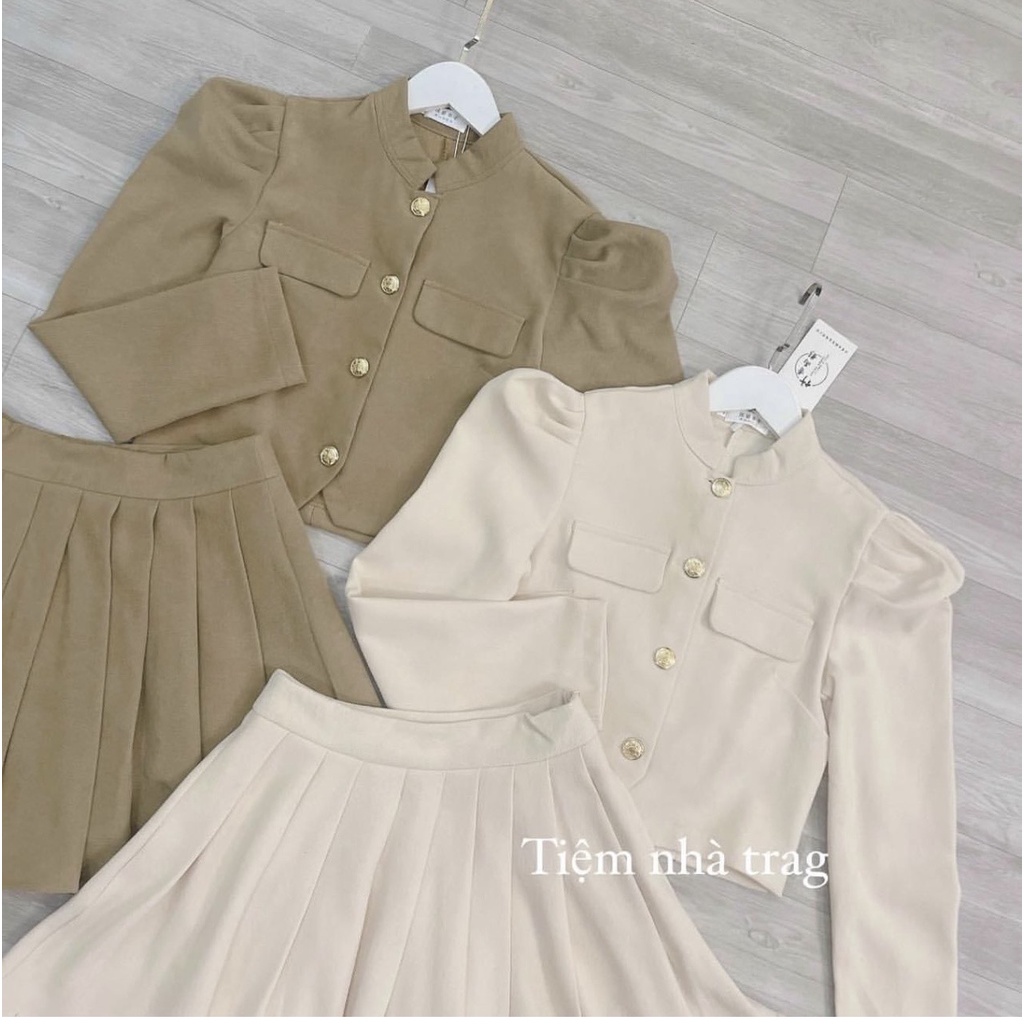 Sét váy xếp ly tuyết mưa Hàng siêu xịn, mặc lên cực sang luôn ạ. Thiết kế lên chuẩn mẫu. Áo đóng cúc đồng. Chân váy có q