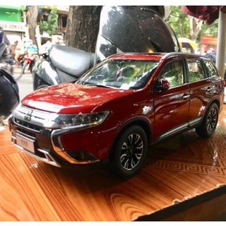 Mô hình xe SUV Mitsubishi Outlander 2022 tỉ lệ 1/18