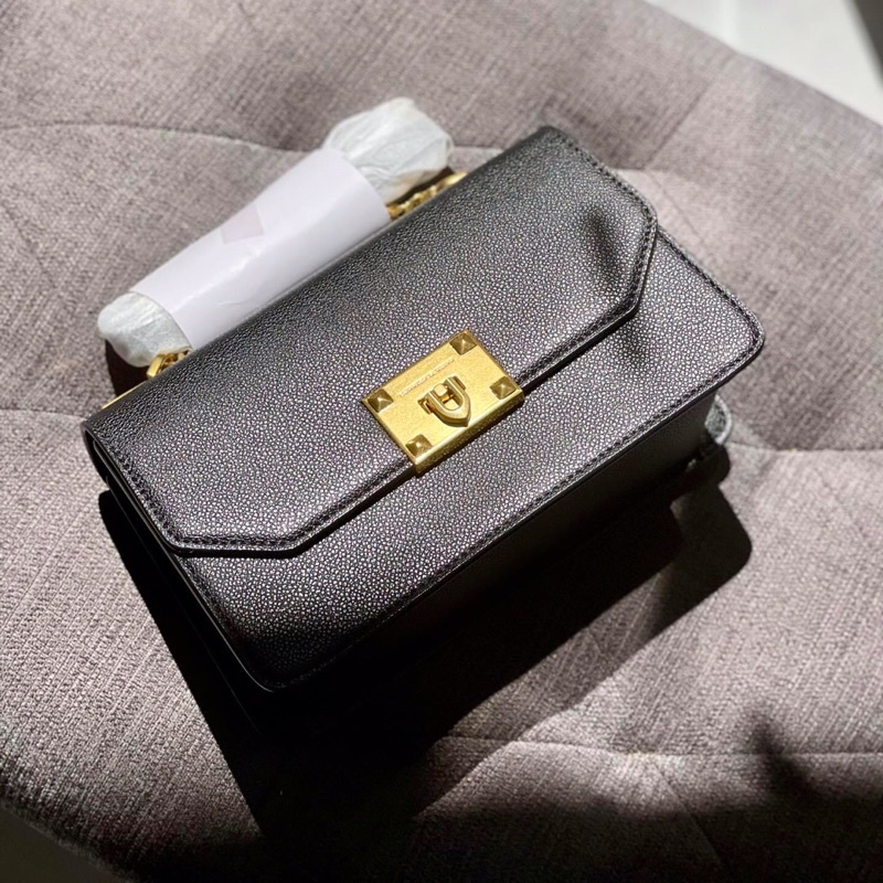 Túi xách nữ khoá vuông bốn đinh màu đen khoá gạt vàng đồng tặng kèm túi vải