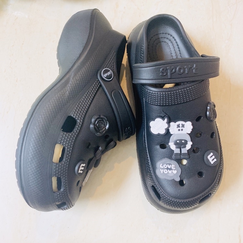 Dép sục croos siêu nhẹ mã số 1217 tăng chiều cao thêm 4cm hình dán gấu chó