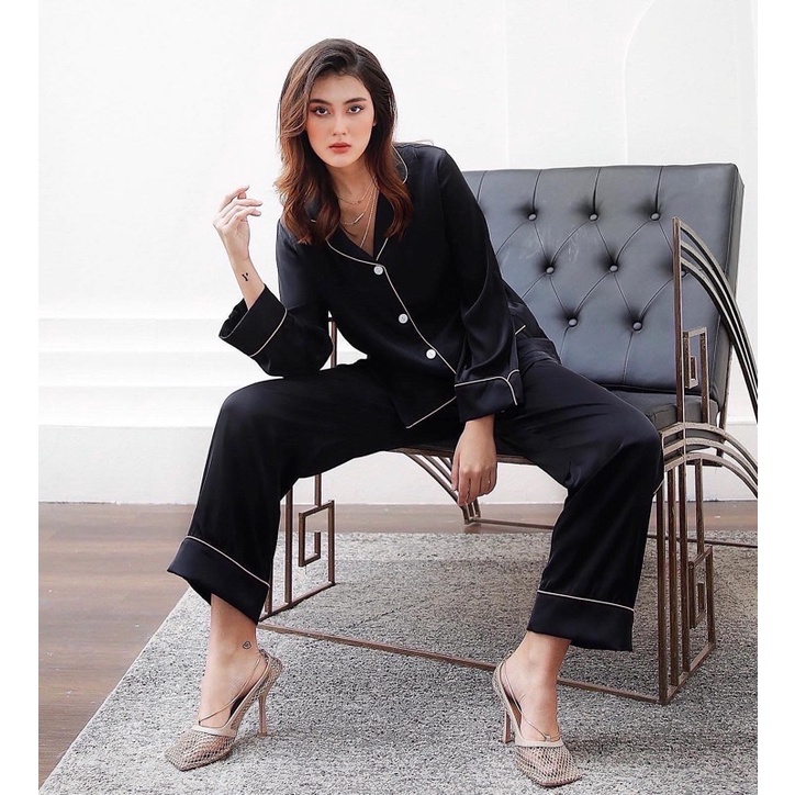 Bộ Pyjamas Nữ Mặc Nhà Áo Dài Quần Dài Chất Liệu Lụa Trơn Màu Đen Phối Viền Đồng Bossy Black LILAS BLANC