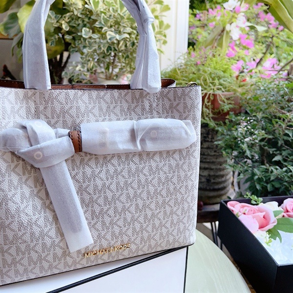 Túi Michael Kors 35H0GU5S1B Vanilla MK Emilia Small Pebbled Leather Màu trắng