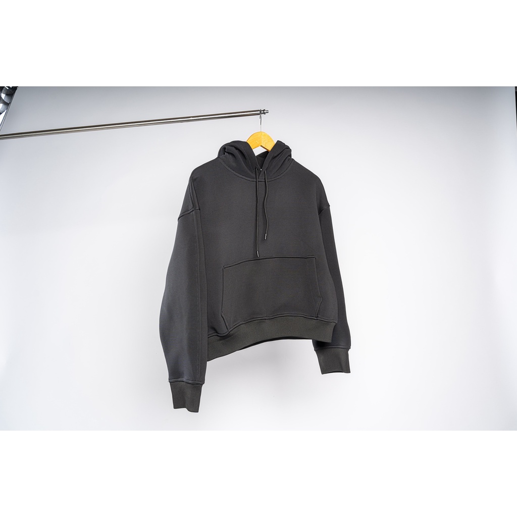 Áo Hoodie form Boxy chất liệu sợi tổng hợp dệt kim xéo, bên trong lót lớp nỉ cà bông mịn và dày dặn. Áo hoodie BOXY.