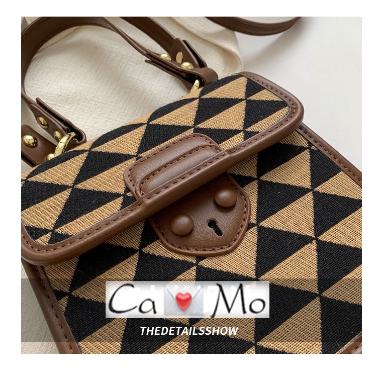 Túi xách nắp viền caro harem họa tiết