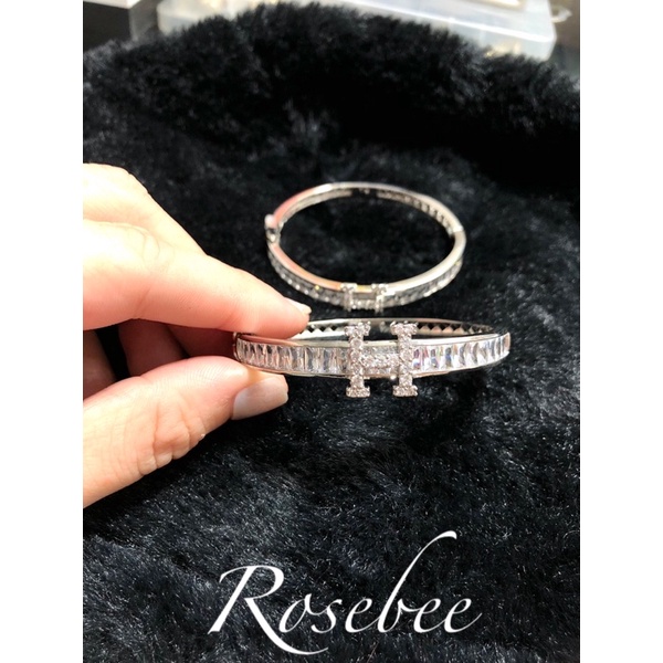 Vòng tay hiệu chữ H đính đá Baguette