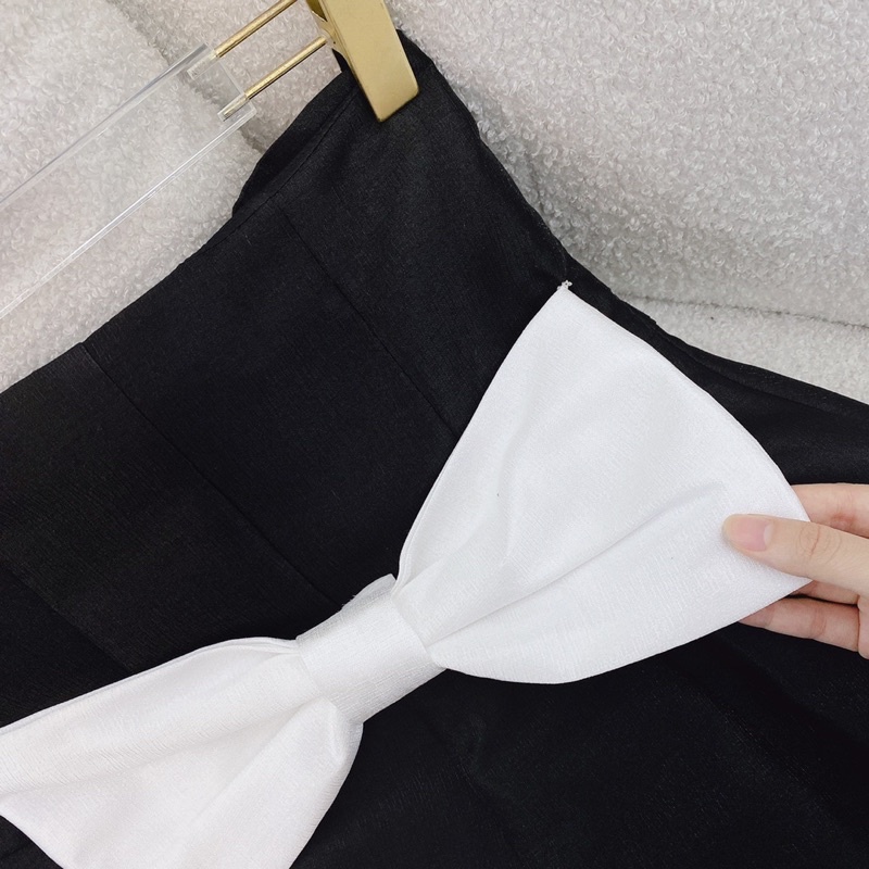 Set áo ống vạt xéo nơ lưng kèm quần shorts đen