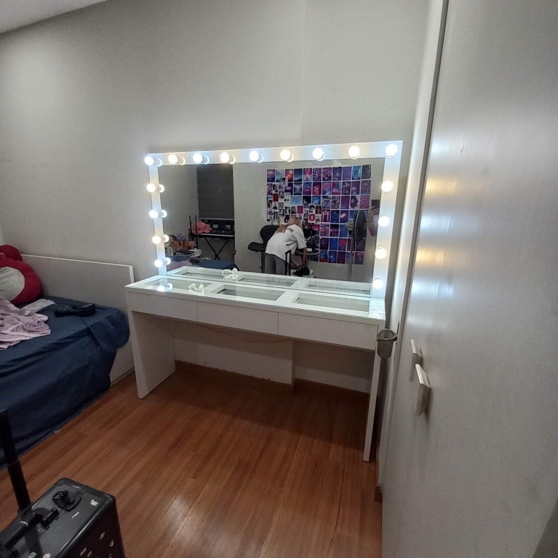 Bàn makeup chuyên nghiệp