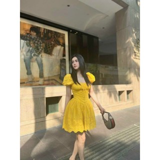 Đầm xô hoa nổi cổ vuông nút bọc.