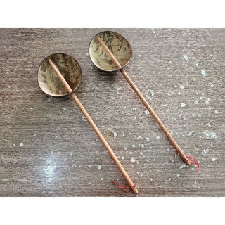 Gáo dừa, que lấy bánh.