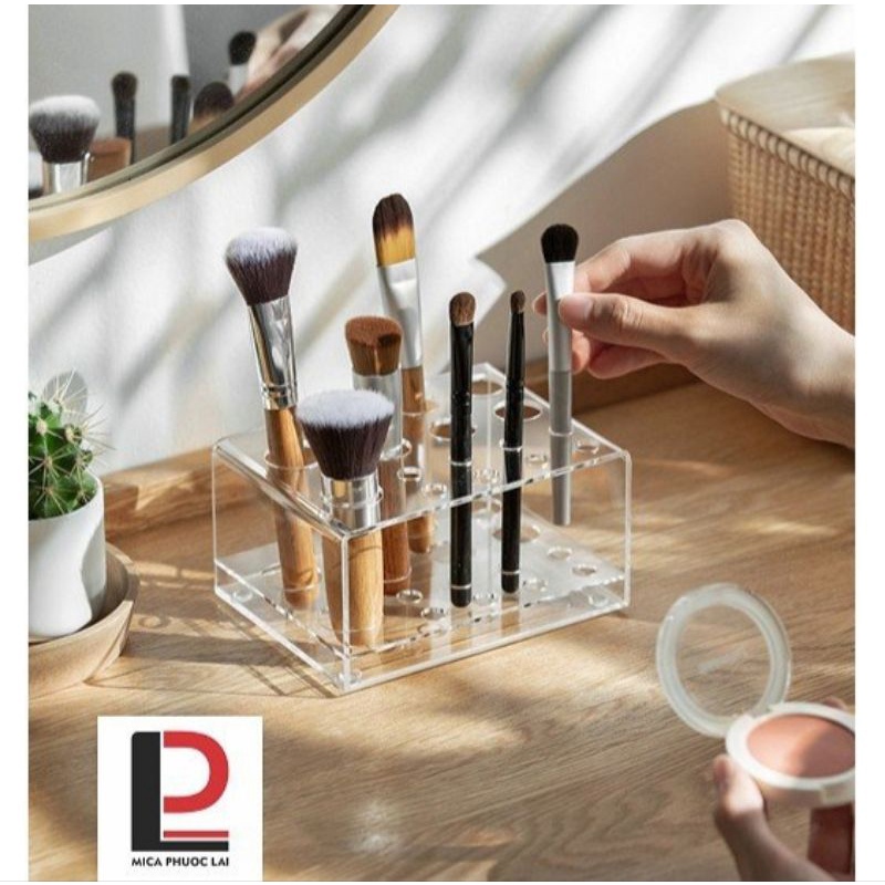 Kệ mica phân chia ô đưng cọ trang điểm