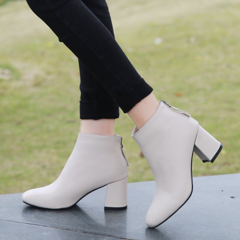 Bốt da lì có 2 màu kem và đen, 6p