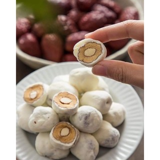 KẸO TÁO ĐỎ HẠNH NHÂN ( 200gr)