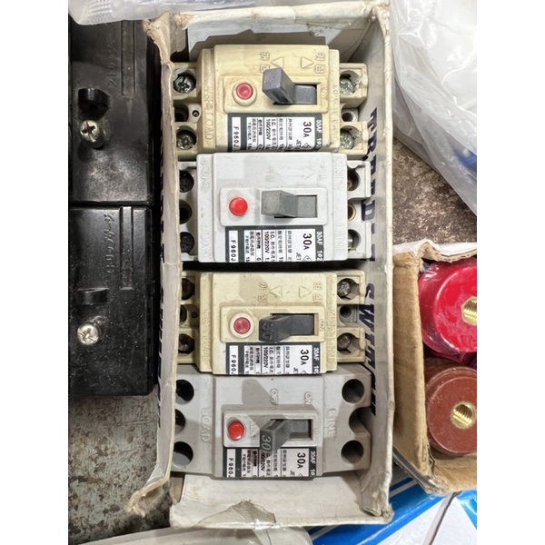 Át tô mát 2 pha chống giật 30A AC220V - Hàng bãi - Màu ngẫu nhiên - 1 Chiếc