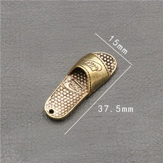 EDC simple Móc khoá hình chiếc giày bằng đồng thau hiệu nice và das .