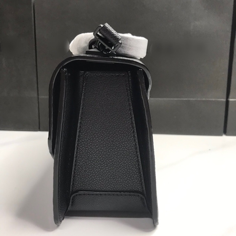 Túi đeo chéo khoá gạt kim loại full màu đen có túi giấy